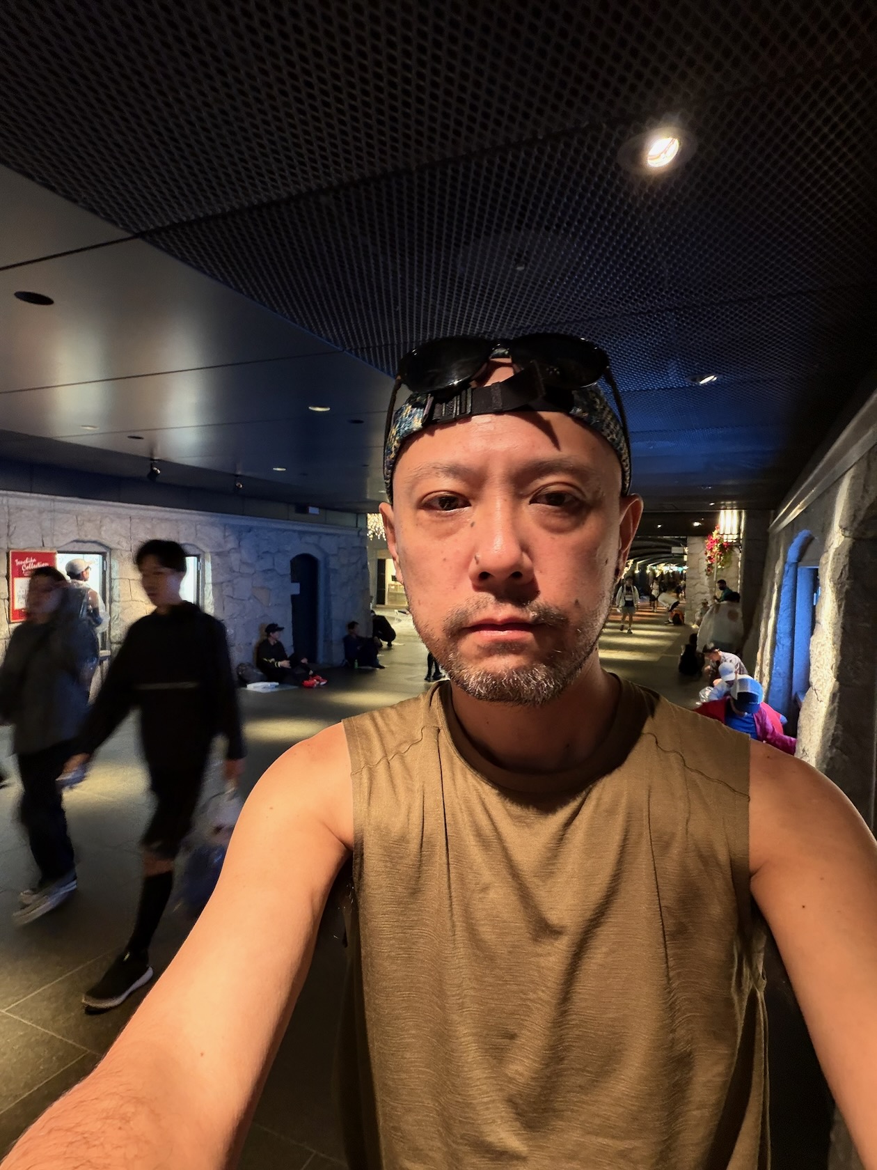 天神地下街で身支度