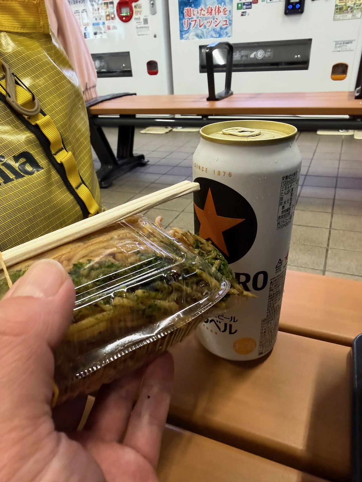 メガ盛り焼きそばと黒ラベル