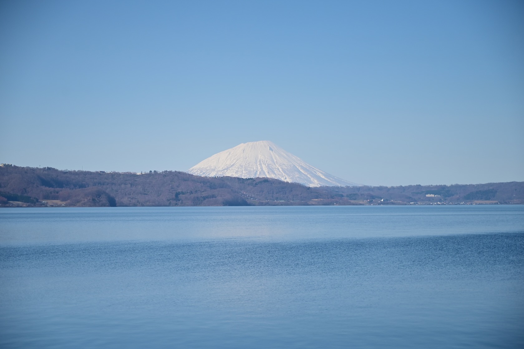 洞爺湖から見る羊蹄山