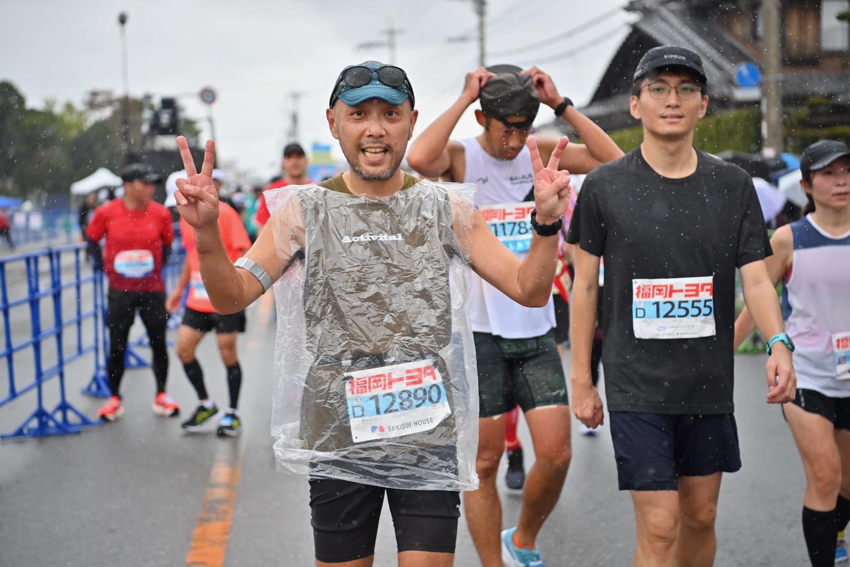 安堵の表情を浮かべて昭和感あふれるダブルピース